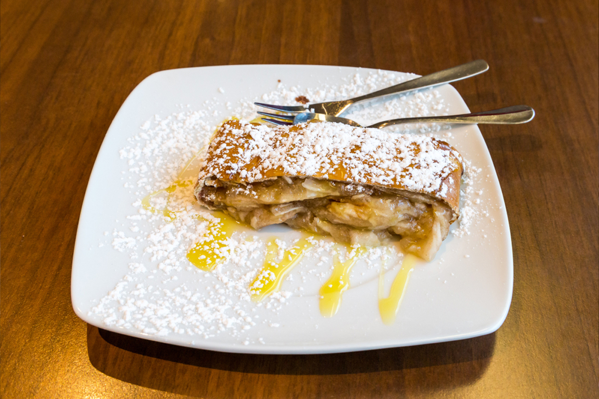 Apfelstrudel op een bordje