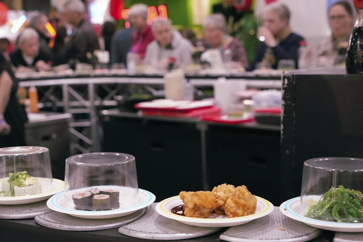 Sushiband met onder andere fried chicken