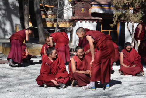 Monikken op de grond in Tibet