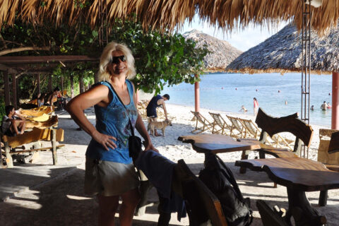 Vrouw bij strand van Vietnam Halong Bay beach 