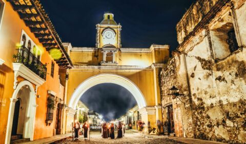 Poort Arco de Santa Catalina in Antigua, Guatemala 's avonds verlicht