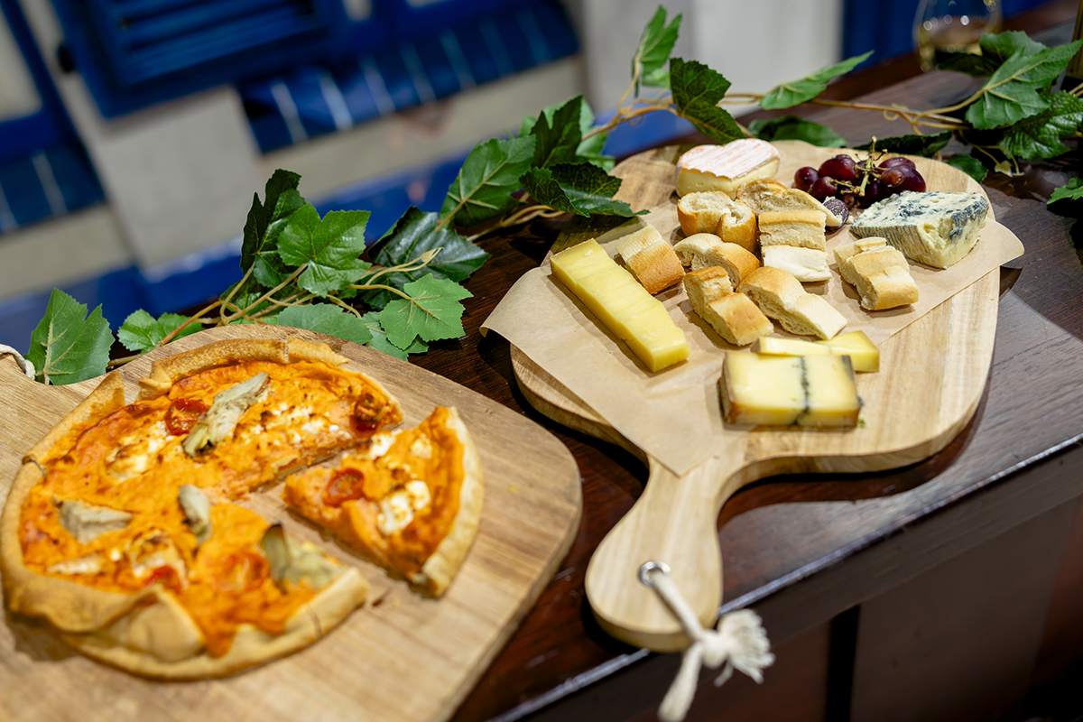 Franse kaasje en pizza op planken