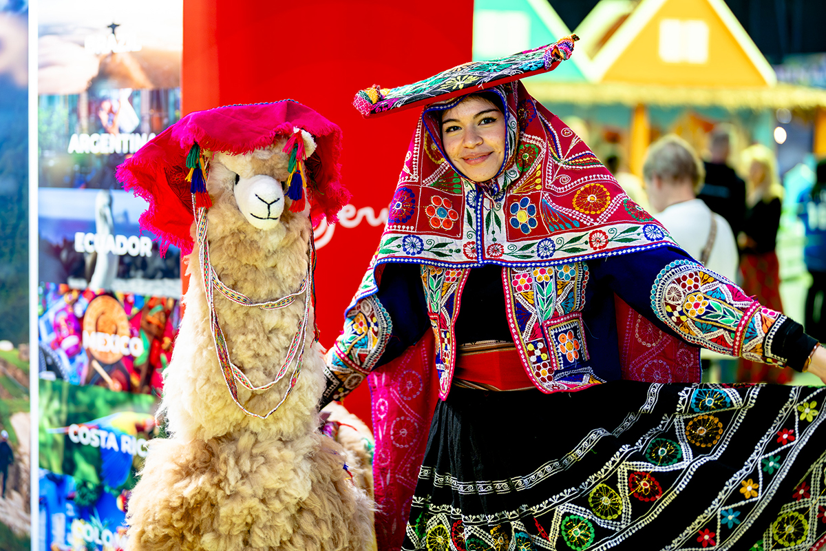 Lama en Peruaanse vrouw op Vakantiebeurs
