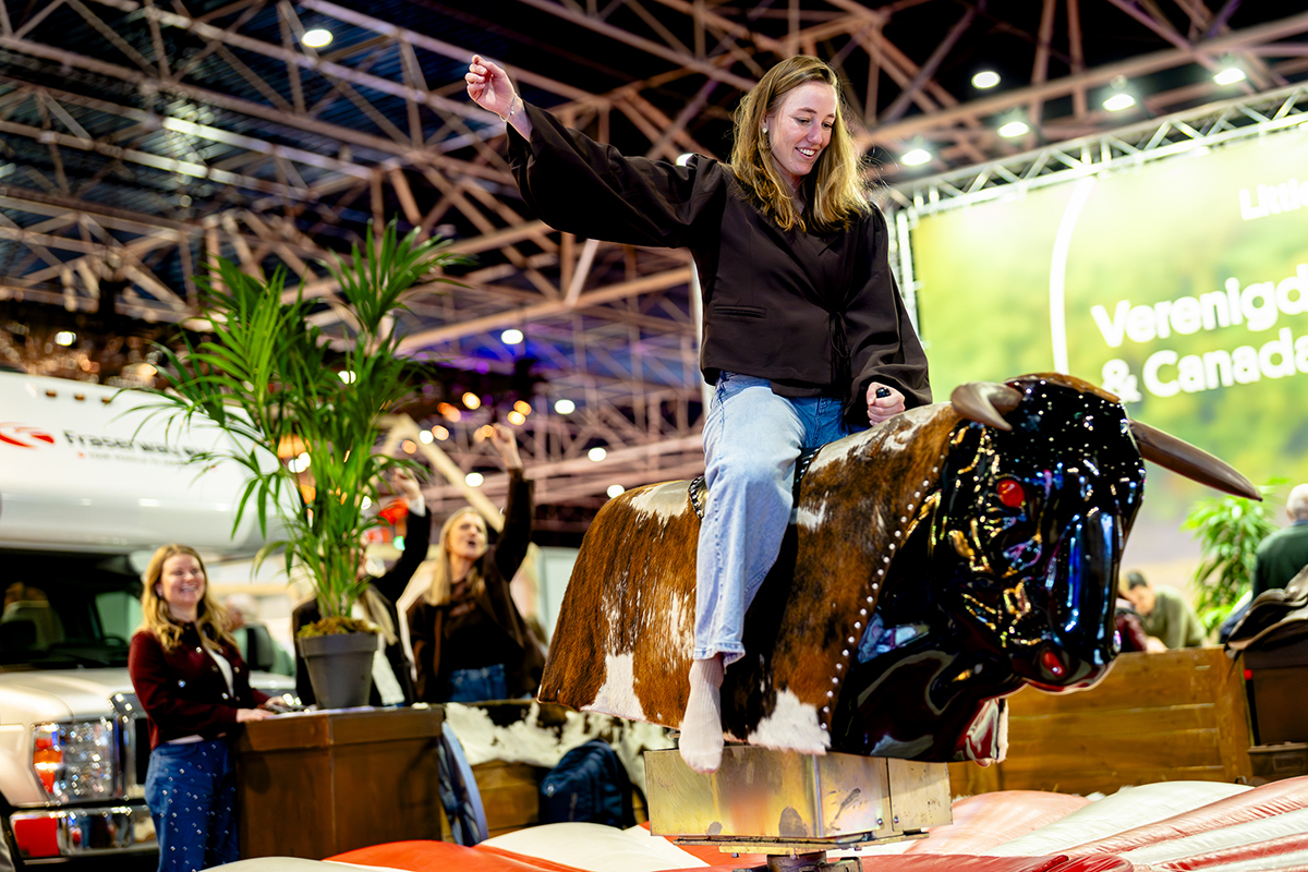 dame op stier die ronddraait op Vakantiebeurs