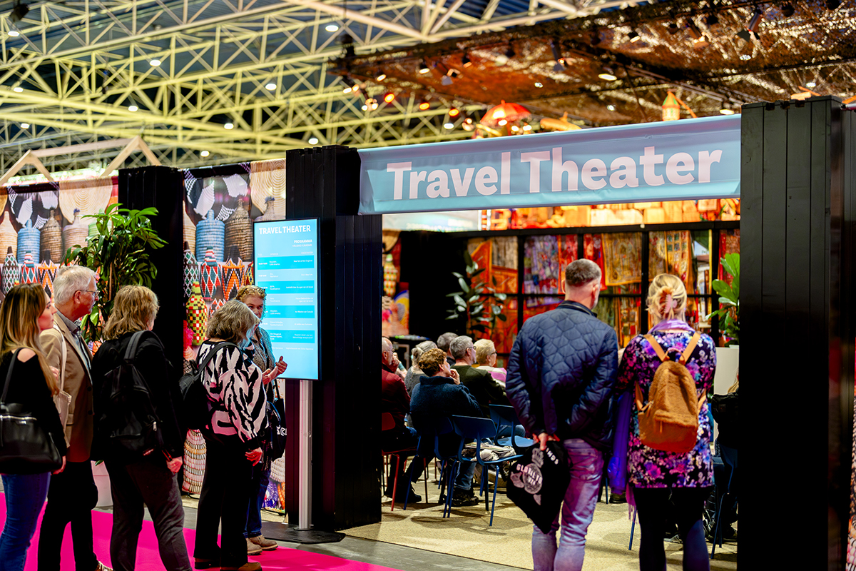 Ingang travel theater met mensen op Vakantiebeurs