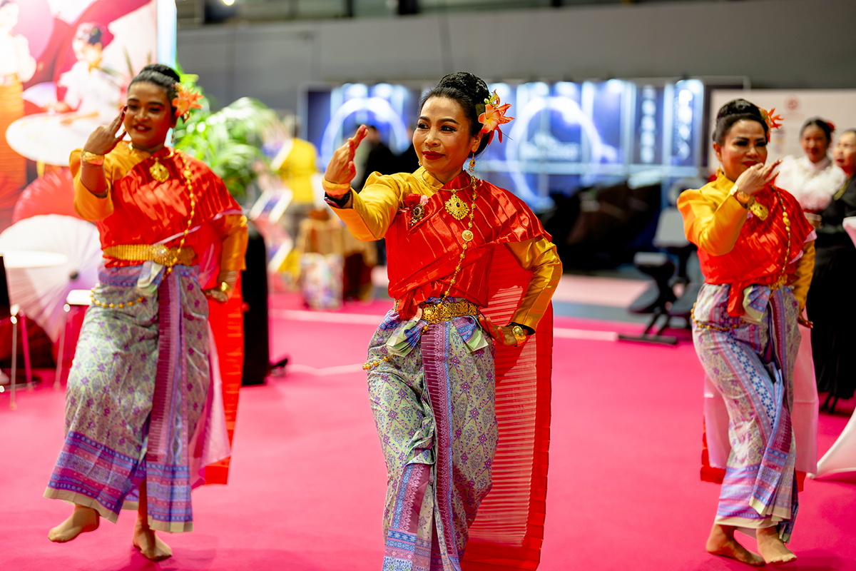 Aziatische danseressen op Vakantiebeurs