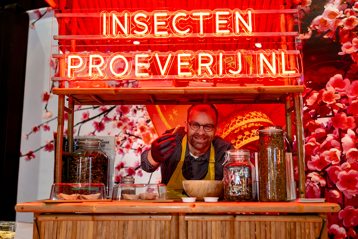 Insectenproeverij kraampje met man op Vakantiebeurs