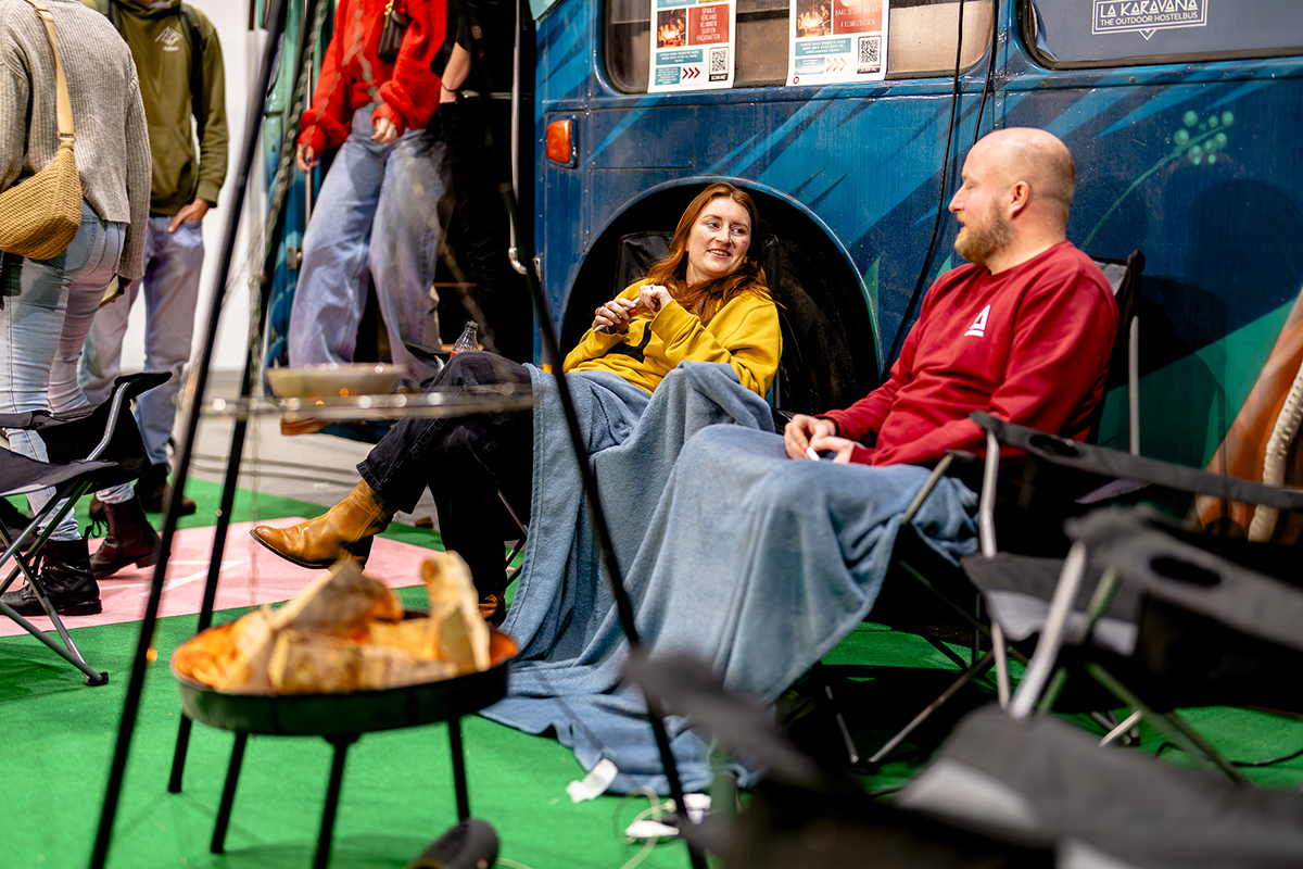 man en vrouw die kamperen op vakantiebeurs