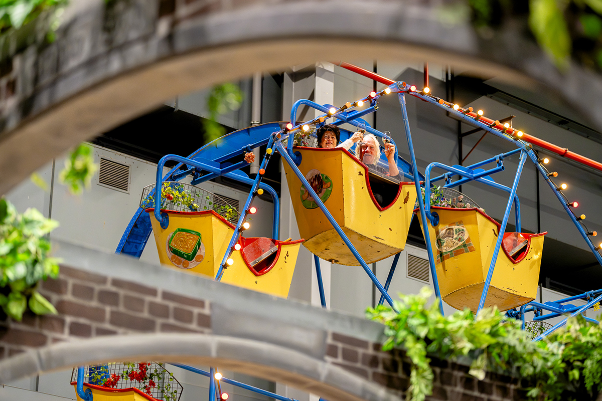 Frans reuzenrad met 2 vrolijke mensen op Vakantiebeurs