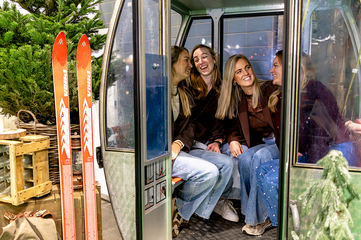 4 meiden in skilift op Vakantiebeurs