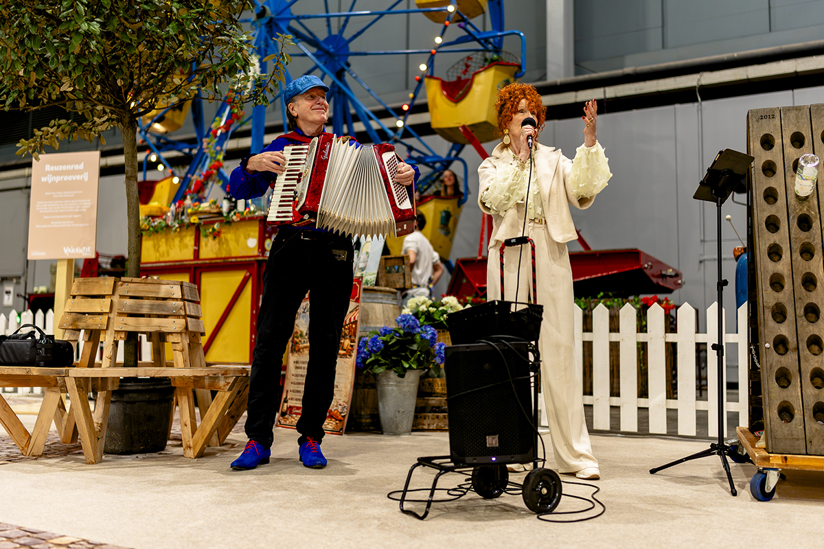 zangeres en accordion spelen voor reuzenrad op Vakantiebeurs