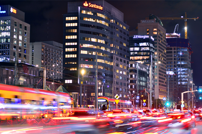 Drukke straat en hoge gebouwen in Warschau, Polen