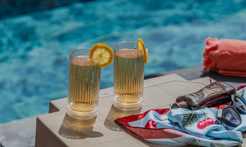 Cocktails bij het zwembad