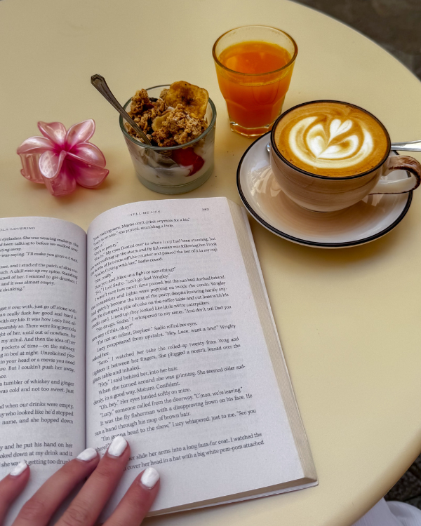 Ontbijttafel met boek