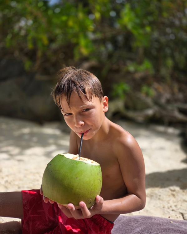 Drinken uit een kokosnoot