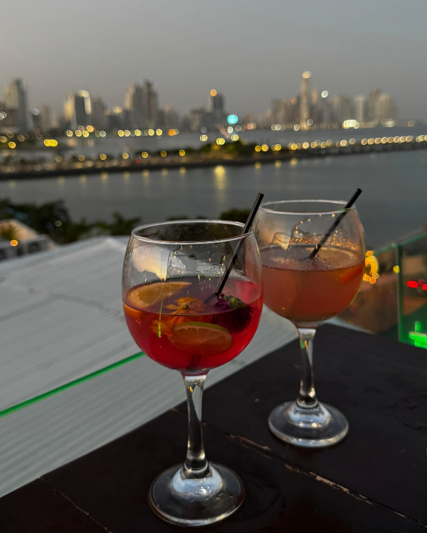Terras op rooftop met uitzicht over de stad